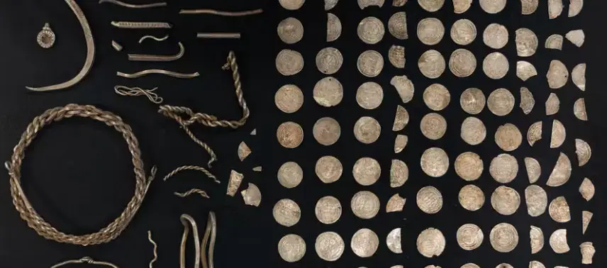 En stor silverskatt från vikingatiden har hittades i Jönköping.