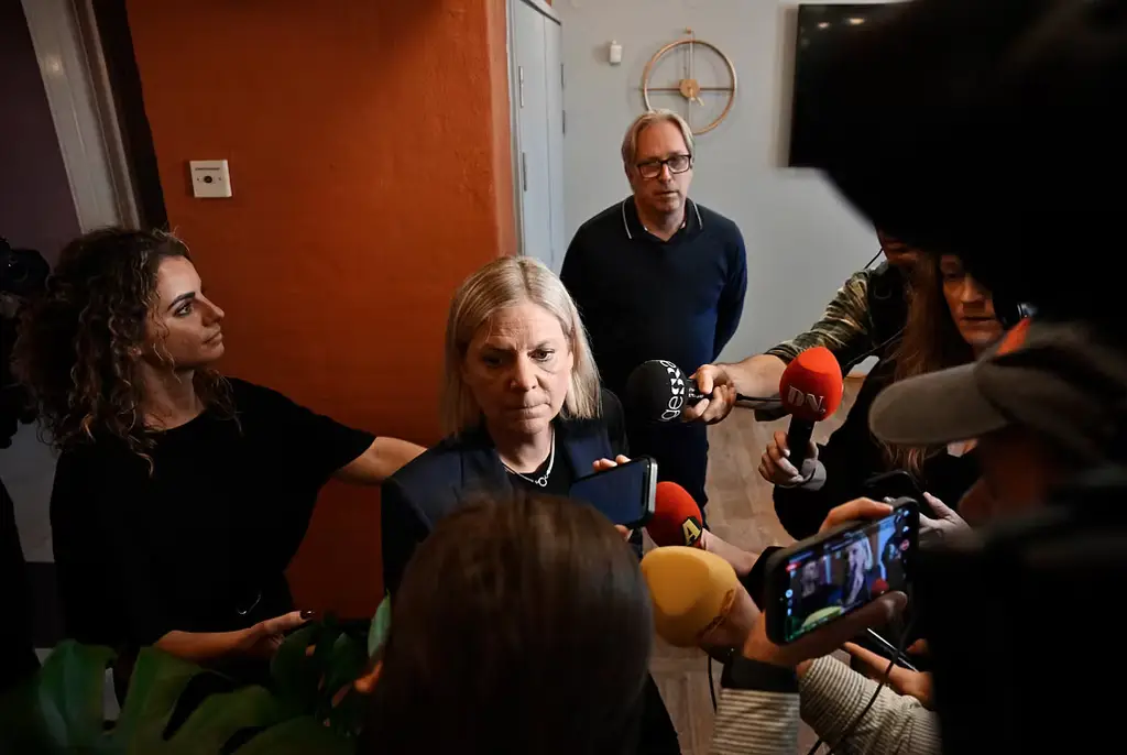 Socialdemokraternas partiledare Magdalena Andersson intervjuas av media efter mötet mellan Socialdemokraterna, Centerpartiet, Miljöpartiet och Vänsterpartiet på Högberga gård på Lidingö. 