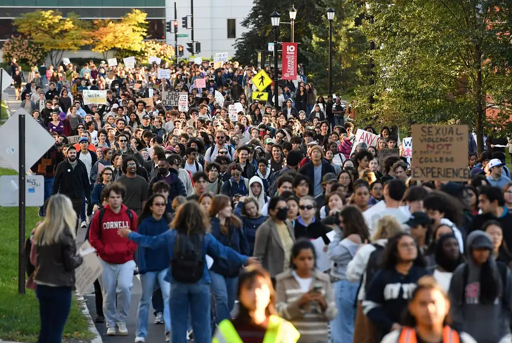 Protesterna fortsätter samtidigt som flera av de anklagade hävdar att sexet var frivilligt. ”Om du inte är arg är något fel”, sa en Cornellstudent till The New York Times.