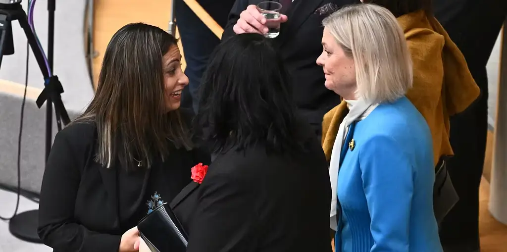 
Vänsterpartiledaren Nooshi Dadgostar och Socialdemokraternas partiledare Magdalena Andersson vid riksmötets öppnande.