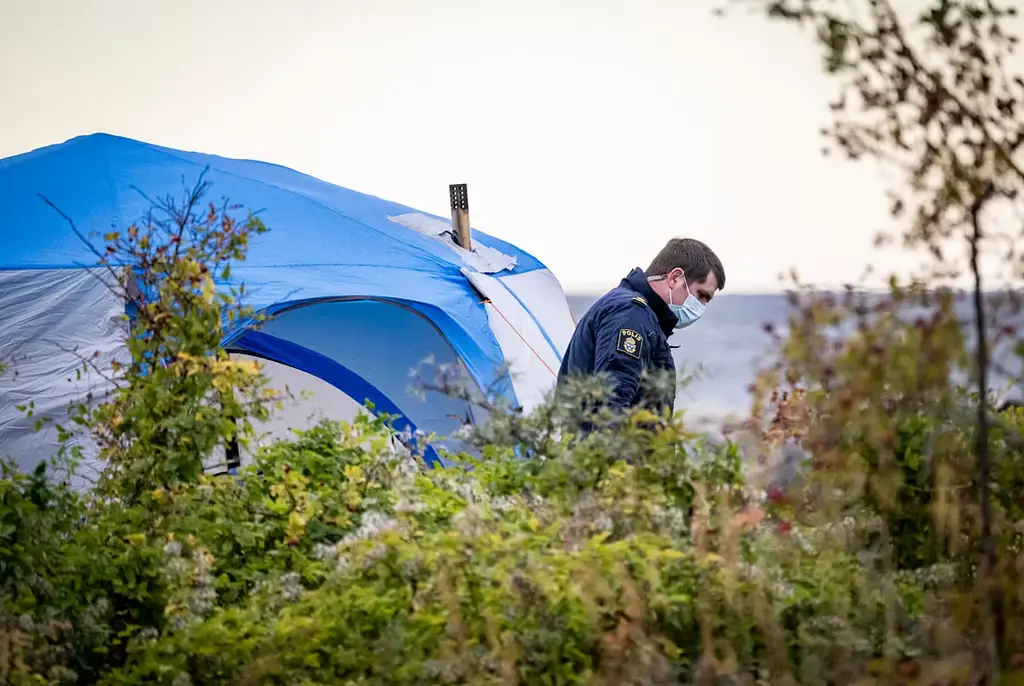 Avspärrningar kring ett tält och polis och kriminaltekniker på plats på Ön på Limhamn på lördagsmorgonen.