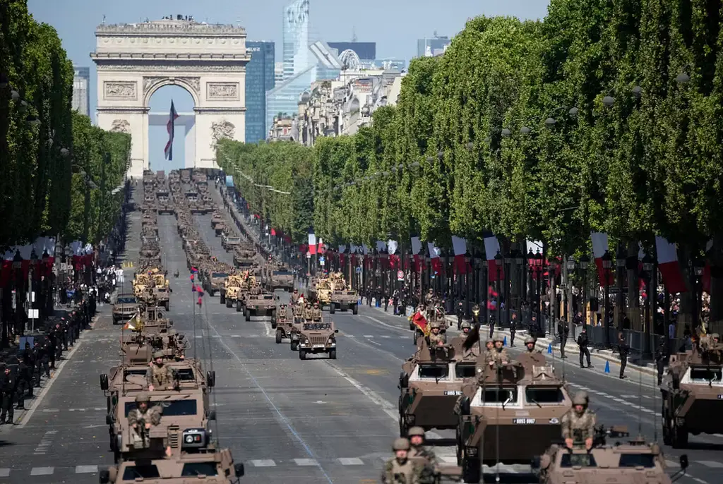 Arkivbild från en militärparad på Champs-Elysees i Paris.