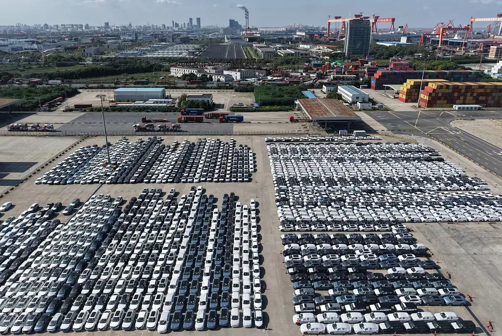 Bilar i Shanghai som väntar på export.