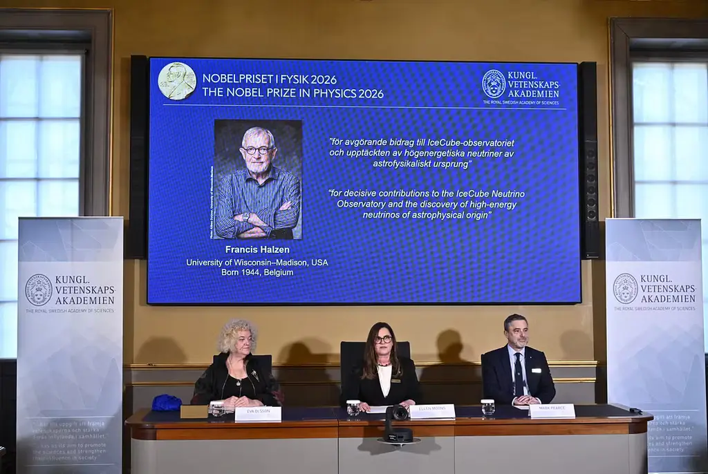 Eva Olsson, ledamot av Nobelkommittén för fysik, Ellen Moon,  Vetenskapsakademiens ständiga sekreterare och Mark Pearce, ordförande i Nobelkommittén för fysik, tillkännager att Francis Halzen tilldelas 2026 års Nobelpris i fysik under en pressträff på Kungliga Vetenskapsakademien.