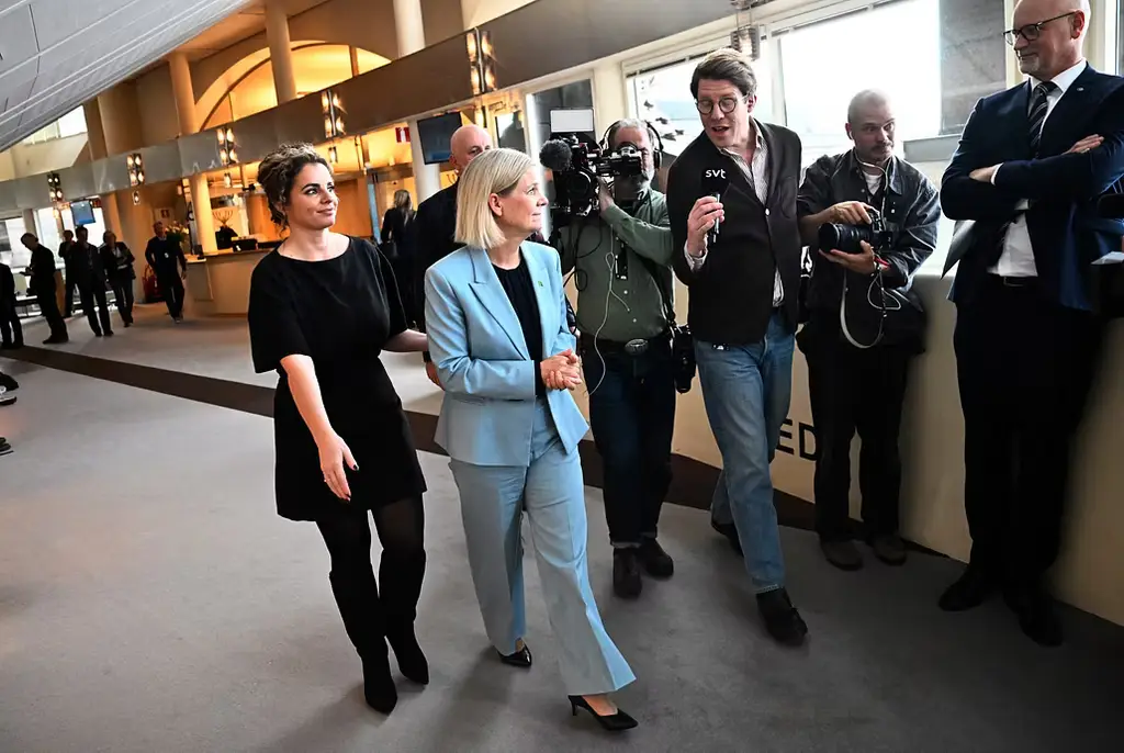 Socialdemokraternas partiledare Magdalena Andersson (S) lämnar riksdagens kammare.