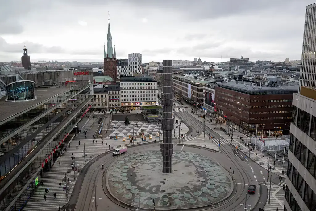 Sergels torg med glasobelisken och Plattan.