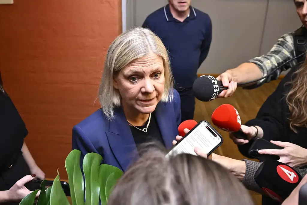 Socialdemokraternas partiledare intervjuas av media efter mötet mellan Socialdemokraterna, Centerpartiet, Miljöpartiet och Vänsterpartiet på Högberga gård på Lidingö.