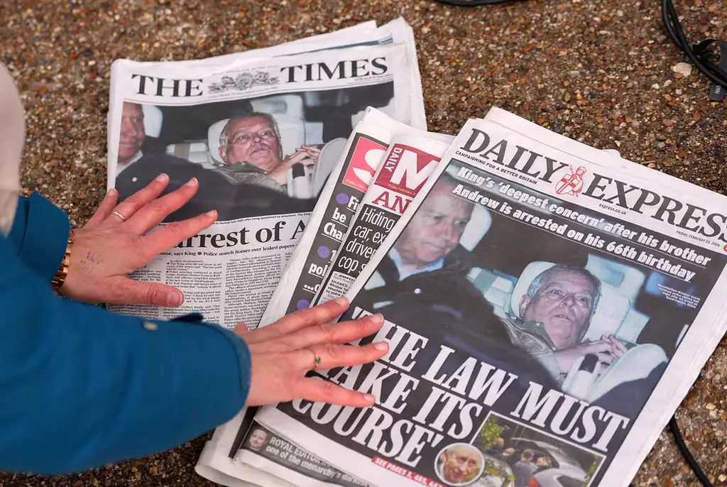 Tidningar efter gripandet av Andrew Mountbatten-Windsor i februari.