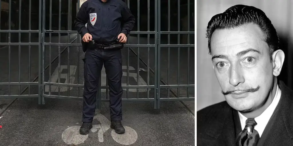 Till vänster: Vakt utanför Louvren i Paris. Till höger: Bild på Salvador Dalí tagen i New York 1942.