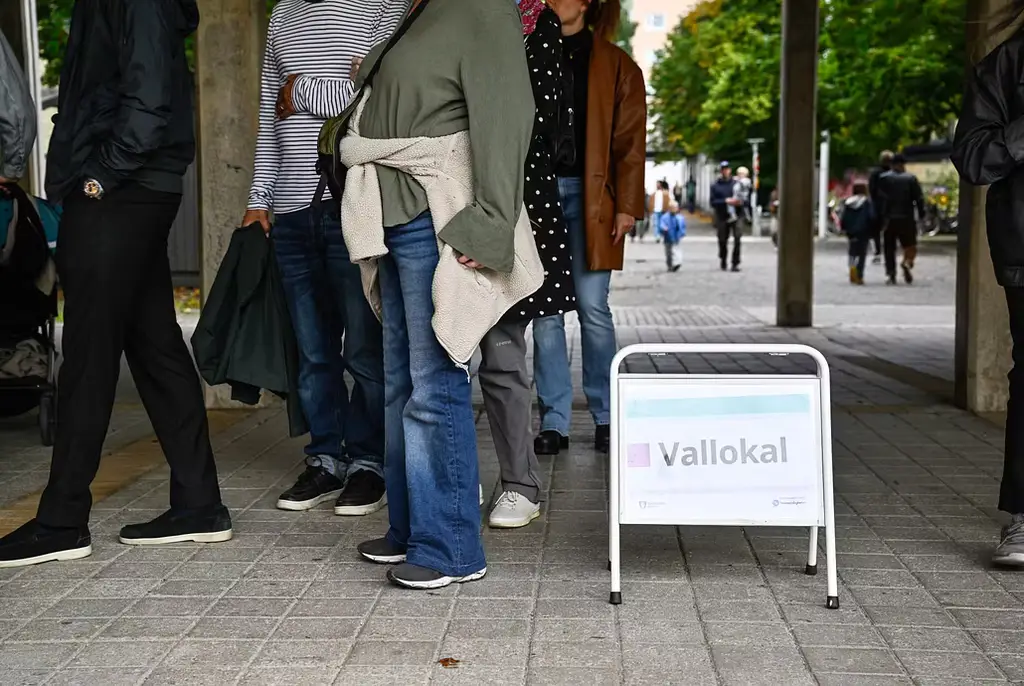 Människor anländer för att rösta i vallokalen i Eriksdalshallen i Stockholm på valdagen. Arkivbild.
