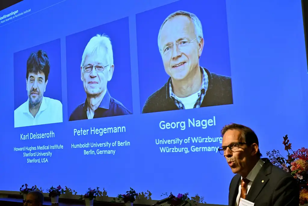 Karl Deisseroth, Peter Hegemann och Georg Nagel tilldelas 2026 års Nobelpris i fysiologi eller medicin. Det meddelades vid en pressträff på Nobel Forum vid Karolinska Institutet i Stockholm.