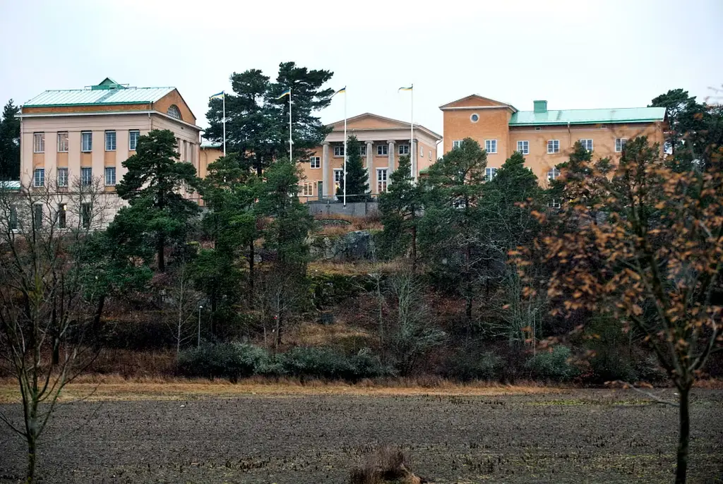 Två elever vid Sigtunaskolan Humanistiska Läroverket sitter häktade misstänkta för flera brott mot andra elever.