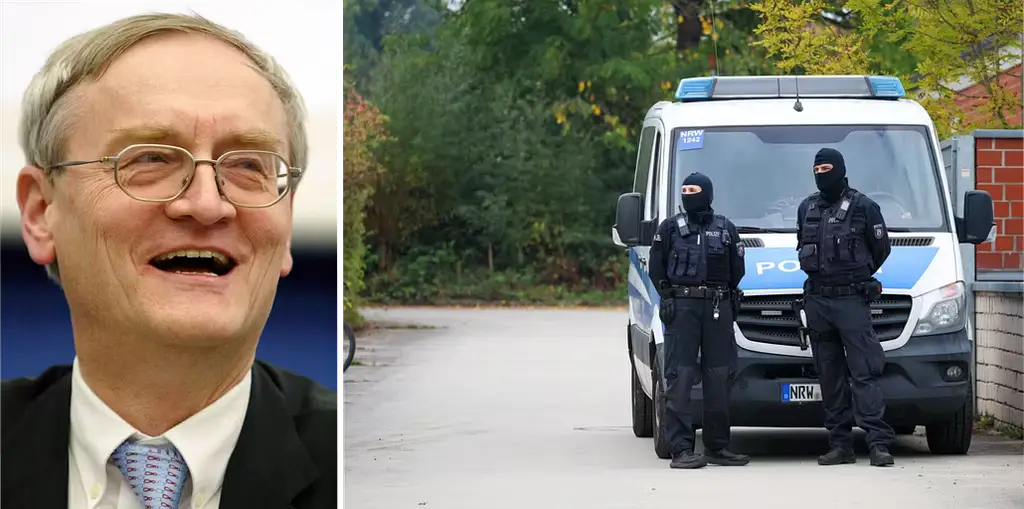 August Hanning/polispådrag utanför hans bostad på tisdagen.