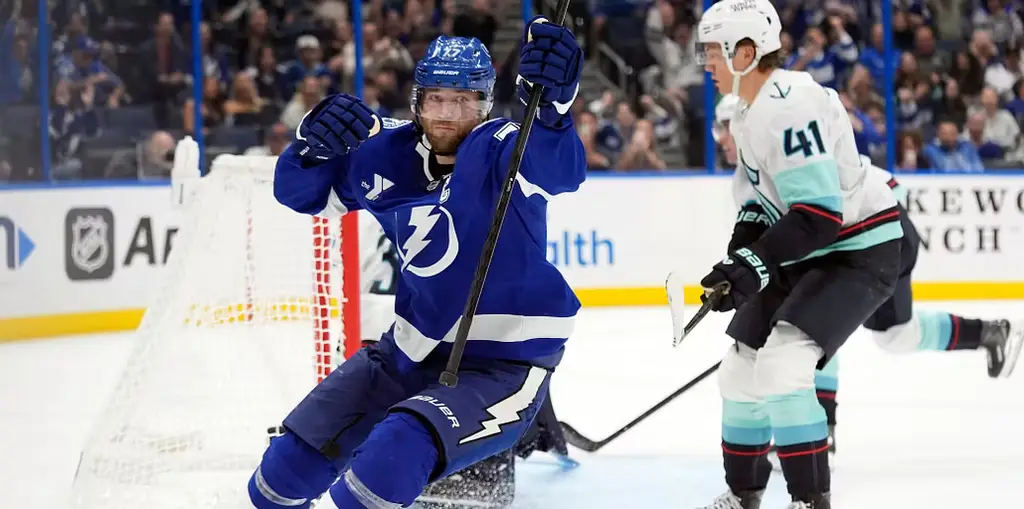 Victor Hedman jublar efter att ha avgjort för Tampa Bay Lightning mot Seattle Kraken i förlängningen.