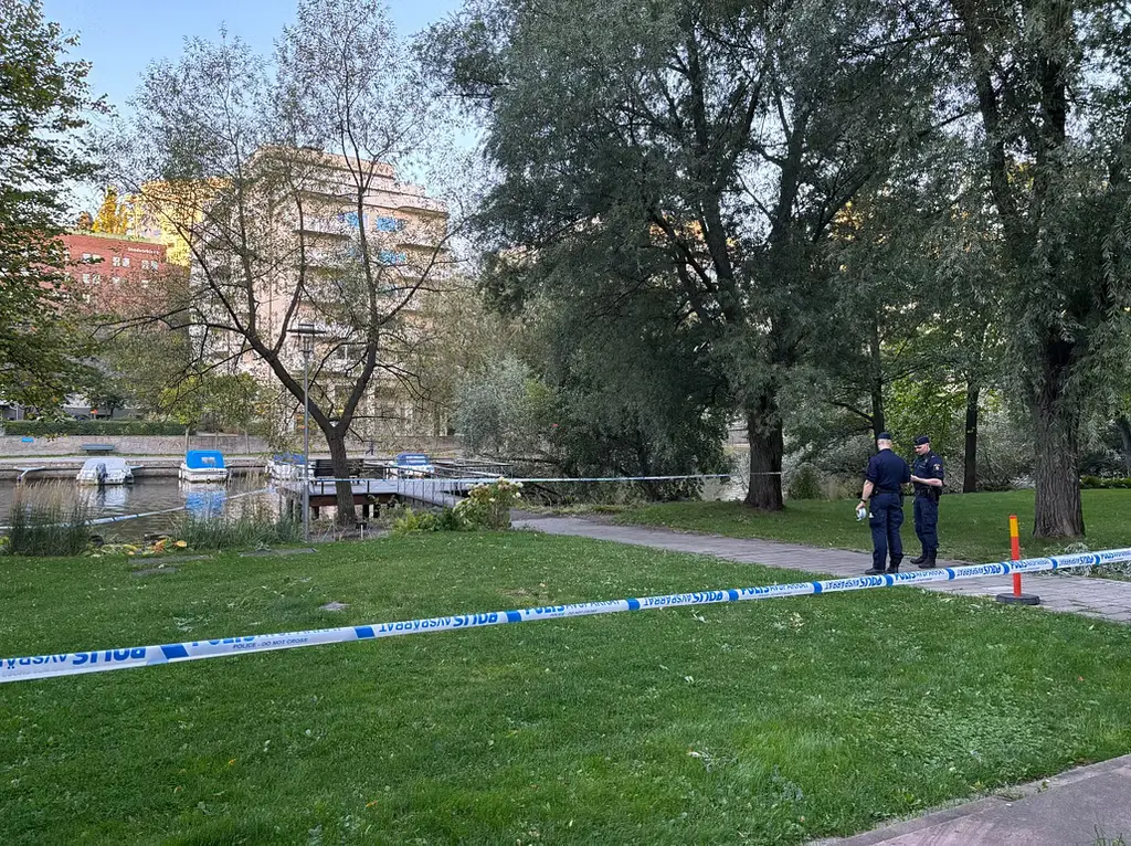 Polisavspärrningar vid Blekholmsterrassen på tisdagsmorgonen.