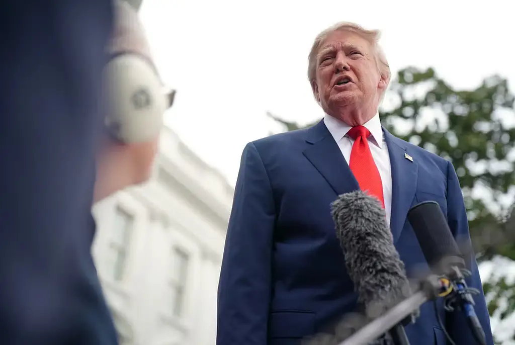 Donald Trump möter pressen utanför Vita huset på lördagen. 