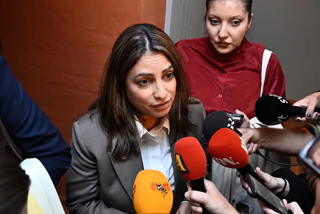 Vänsterpartiets partiledare Nooshi Dadgostar intervjuas av media efter mötet mellan Socialdemokraterna, Centerpartiet, Miljöpartiet och Vänsterpartiet på Högberga gård på Lidingö. 
