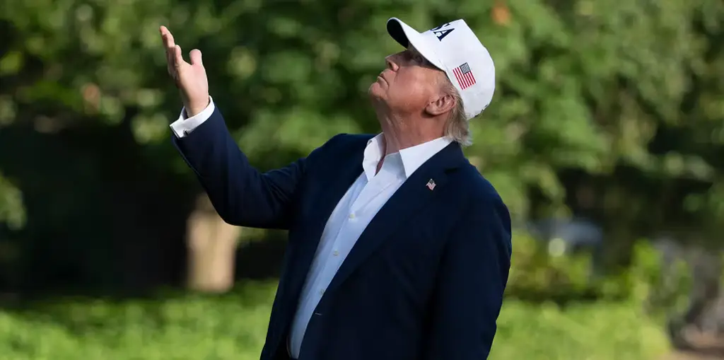 Donald Trump tittar efter mörka moln på himlen.