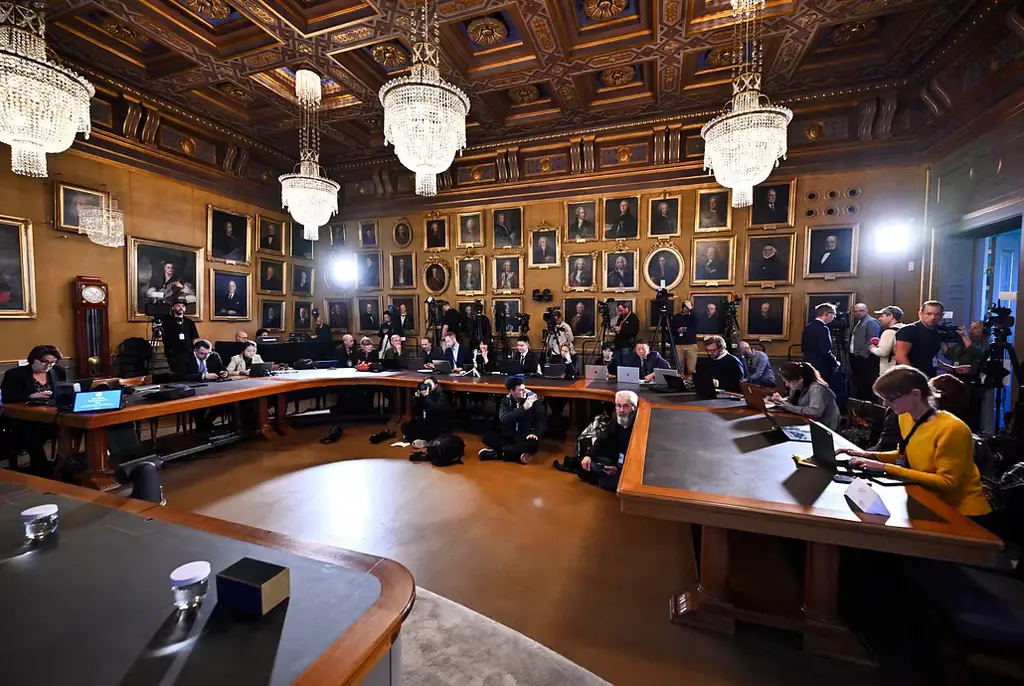 Journalister på plats på Kungliga Vetenskapsakademien inför fysikpriset på tisdagen.