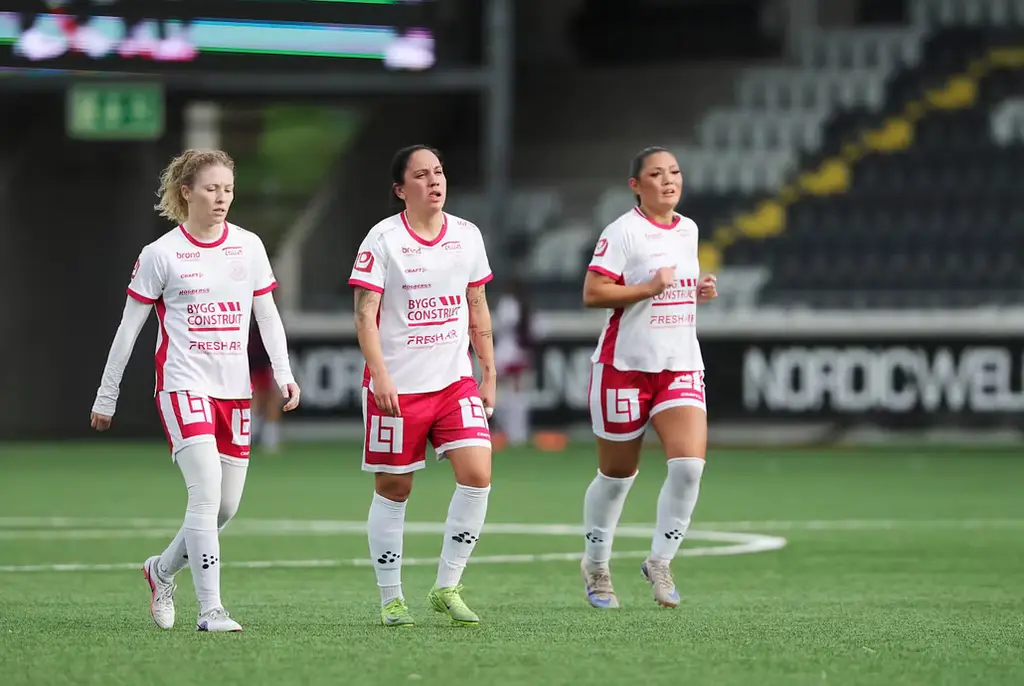 Uppsalas Nicole Robertson, Michelle Rojas Flores och Amelia Olofsson under en match mot Häcken tidigare i oktober.