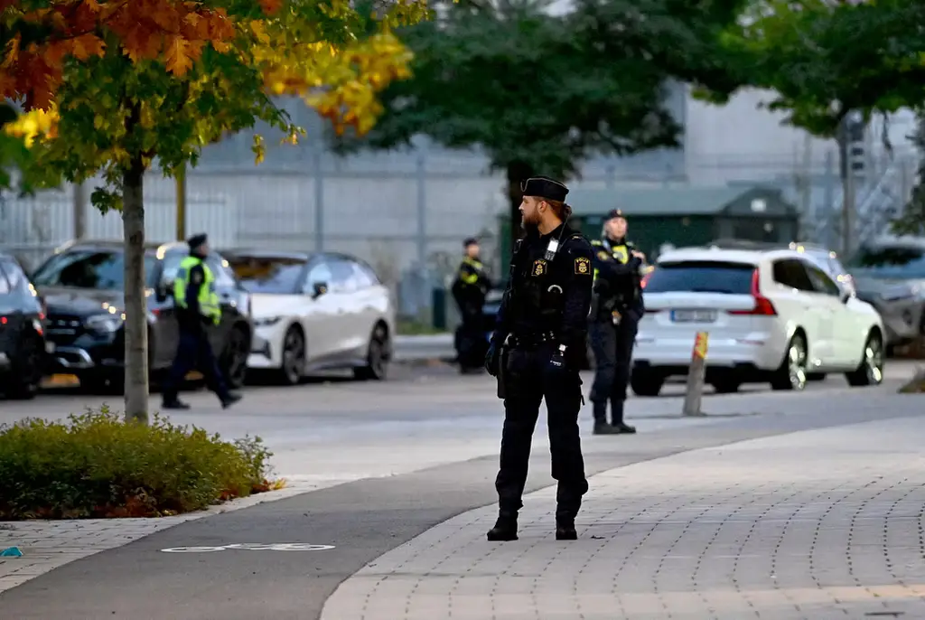 Polisen på plats vid Kämpetorpshallarna i Solberga i södra Stockholm där en kvinna sköts till döds i fredags.