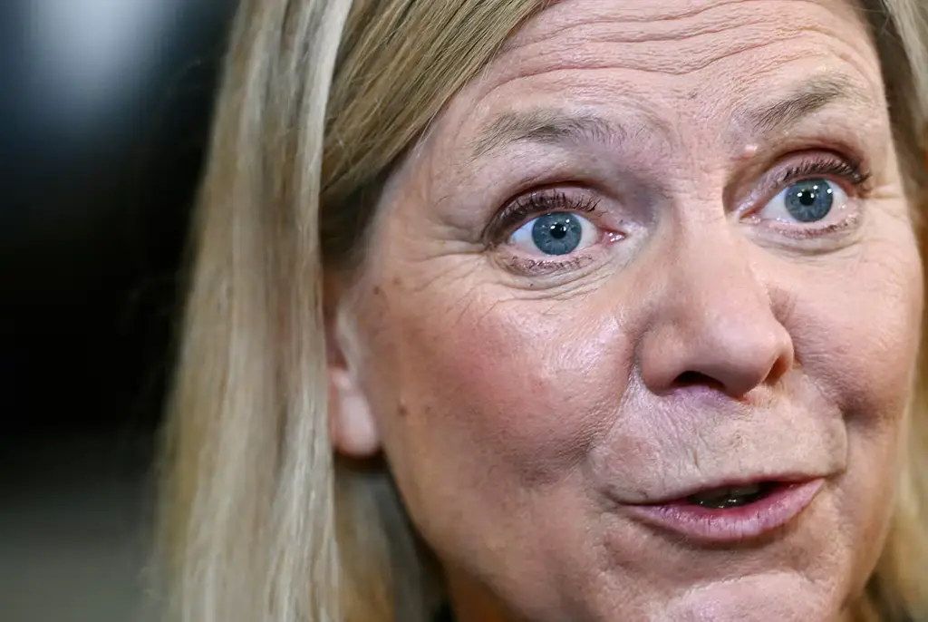 Socialdemokraternas partiledare Magdalena Andersson intervjuas av media efter mötet mellan Socialdemokraterna, Centerpartiet, Miljöpartiet och Vänsterpartiet på Högberga gård på Lidingö. 