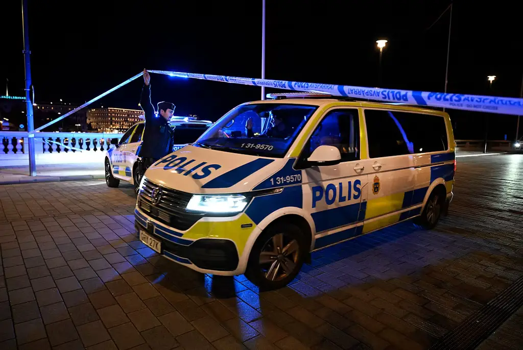 Polis vid Norrbro i centrala Stockholm i och med insatsen vid slottet.
