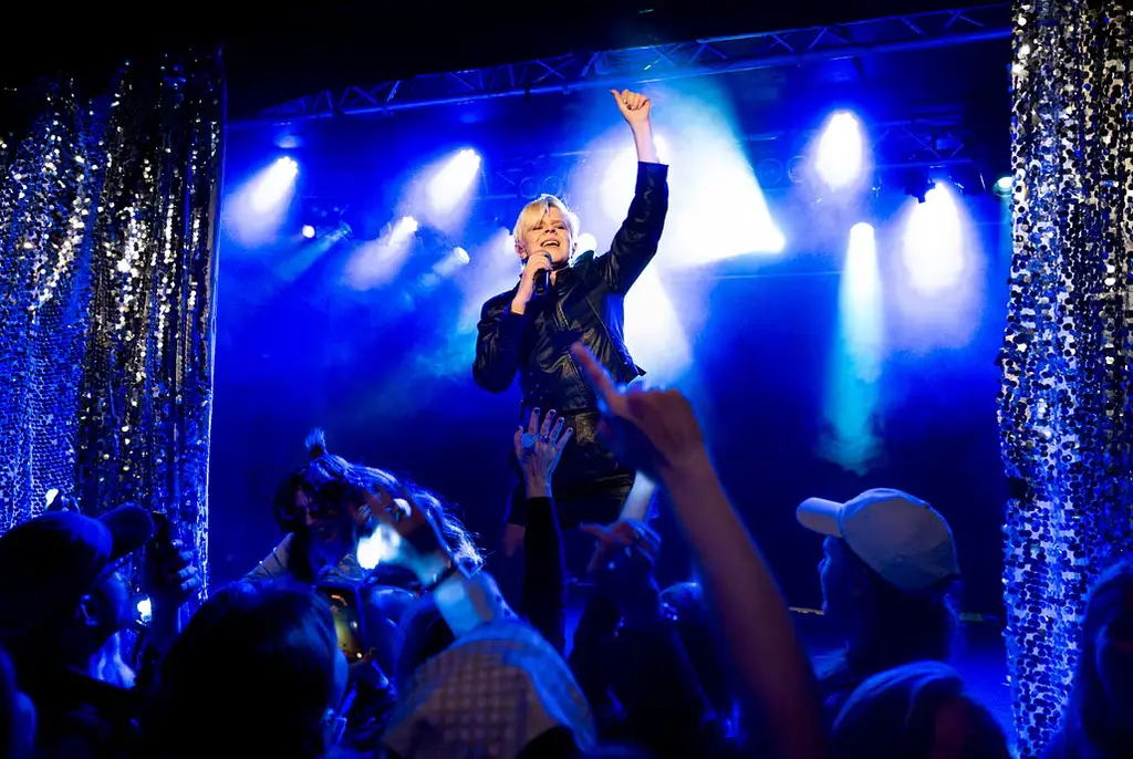 Robyn överraskar sina fans och dyker upp på deras förfest på Debaser.