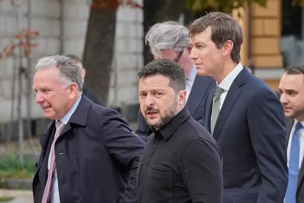 Volodymyr Zelenskyj tillsammans med förhandlarna Steve Witkoff och Jared Kushner.