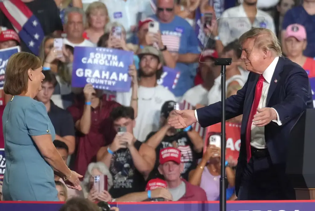 Arkivbild på Darline Graham och Donald Trump från ett kampanjmöte i somras.