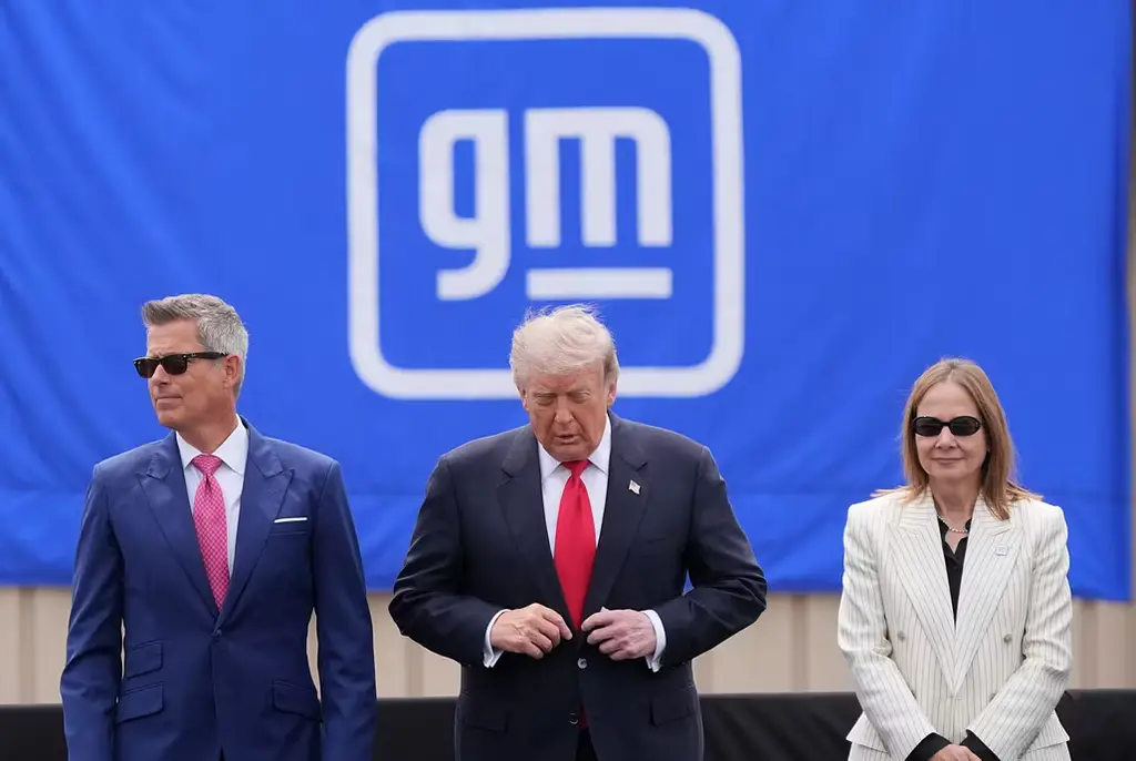 President Donald Trumpmed GM:s vd Mary Barra och transportminister Sean Duffy vid bilfabrik i Michigan i juli i år.