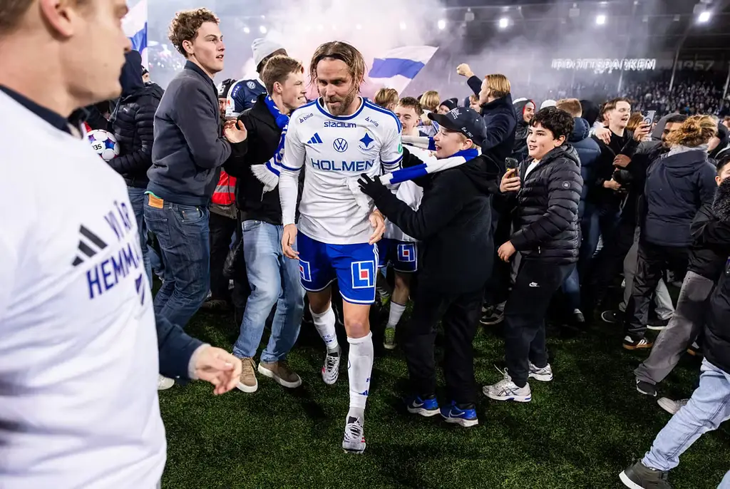 IFK Norrköpings Christoffer Nyman jublar med supportrar efter att ha säkrat det Allsvenska avancemanget efter fotbollsmatchen i Superettan mellan IFK Norrköping och GIF Sundsvall den 13 oktober 2026 i Norrköping.