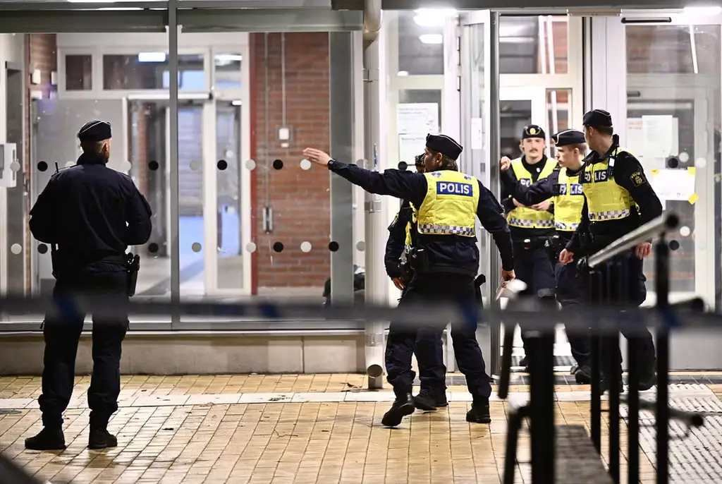 Polisen på plats vid en skola i Solberga i södra Stockholm, 16 oktober.