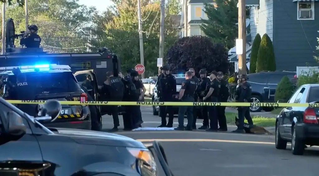 Polisen på plats efter masskjutningen i Erie i Pennsylvania.