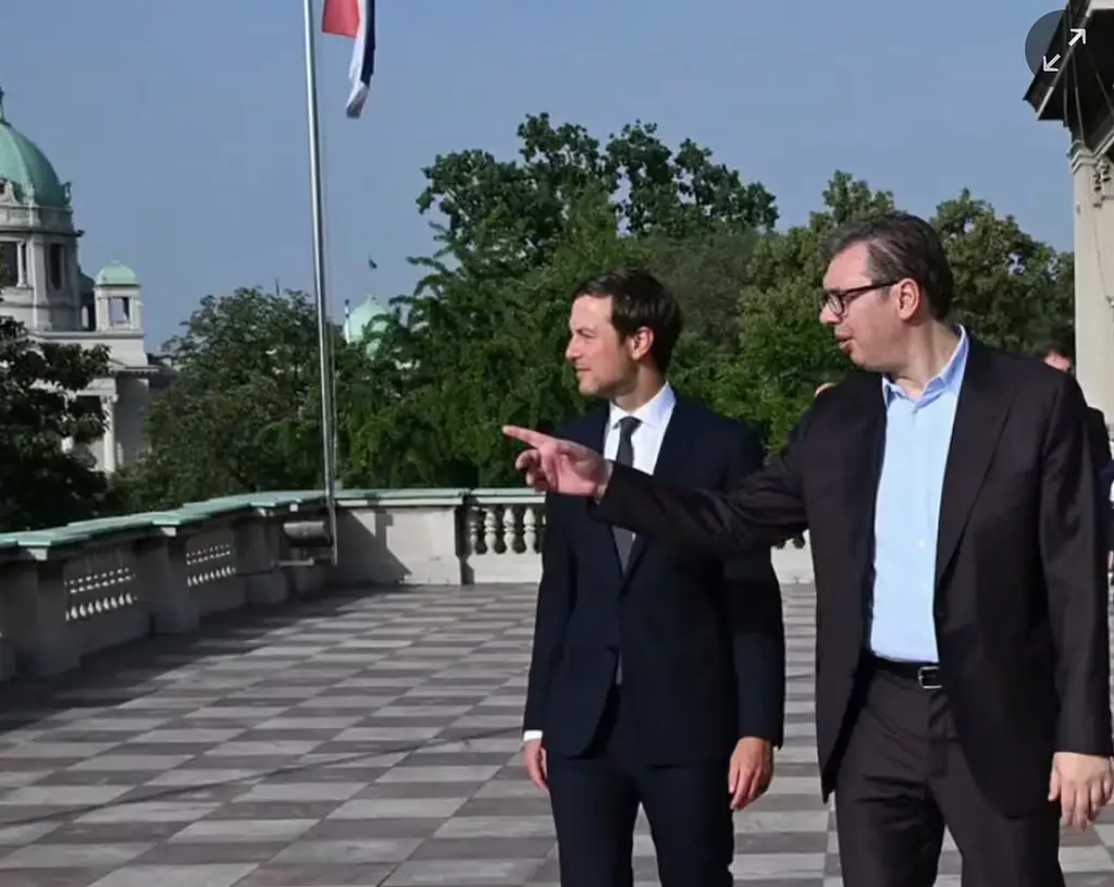 Serbiens president Aleksandar Vucic visar runt Trumps brorson Jared Kushner.