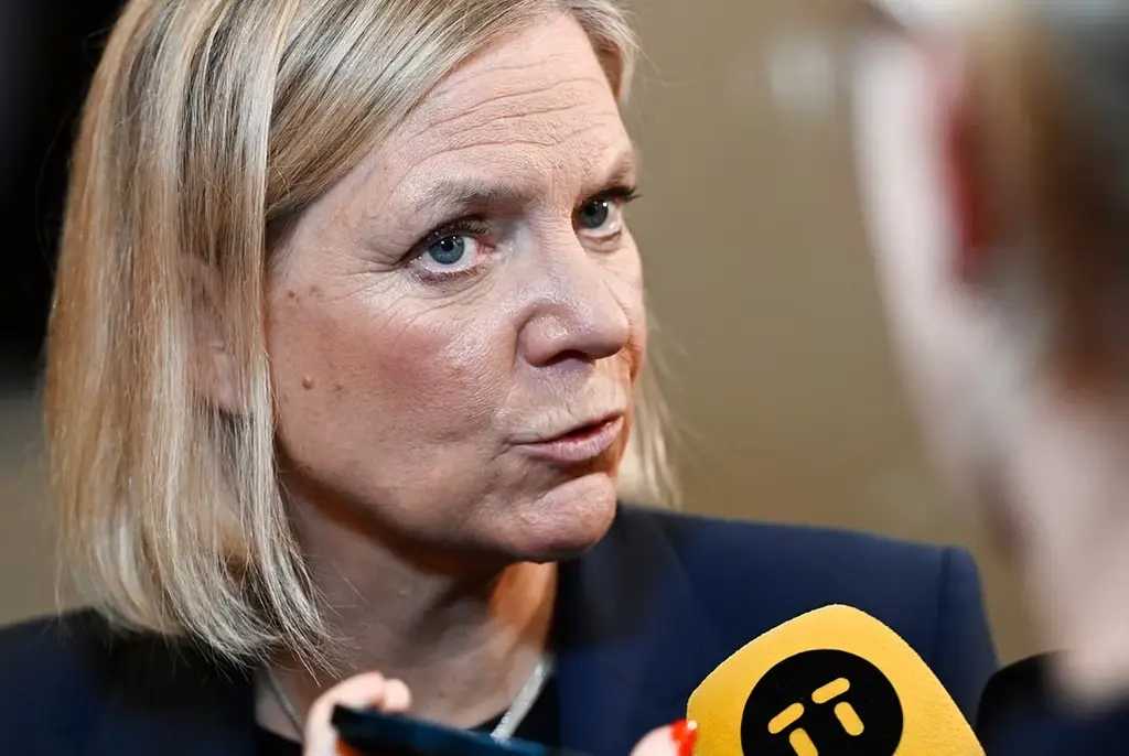 Socialdemokraternas partiledare Magdalena Andersson intervjuas av media efter mötet mellan Socialdemokraterna, Centerpartiet, Miljöpartiet och Vänsterpartiet på Högberga gård på Lidingö.