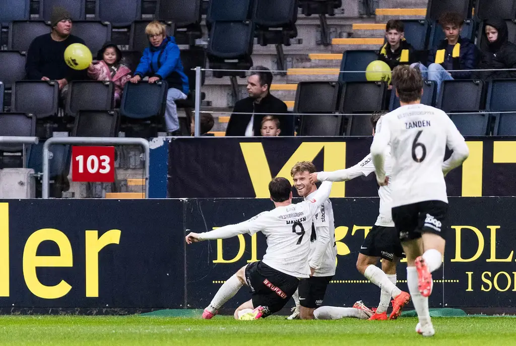 Brommapojkarnas Wilmer Odefalk jublar med Mads Kristian Hansen efter 1-3 under fotbollsmatchen i Allsvenskan mellan AIK och Brommapojkarna den 10 oktober 2026 i Stockholm.