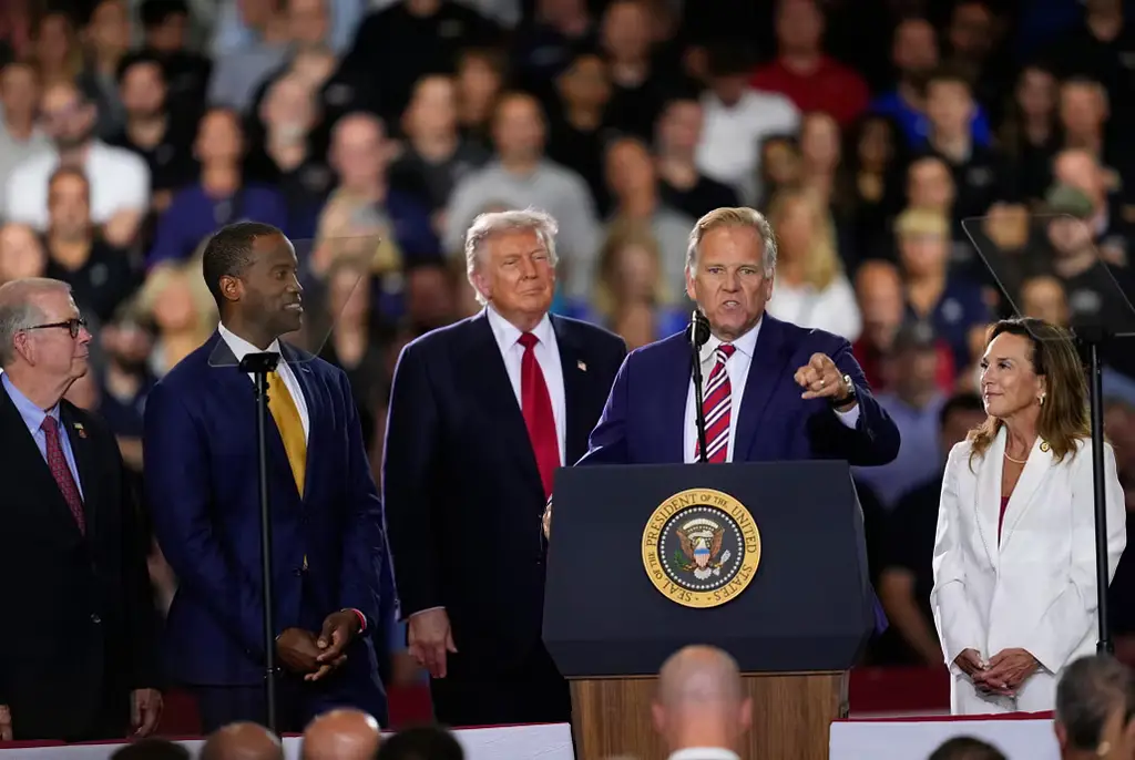 Mike Rogers och Donald Trump.