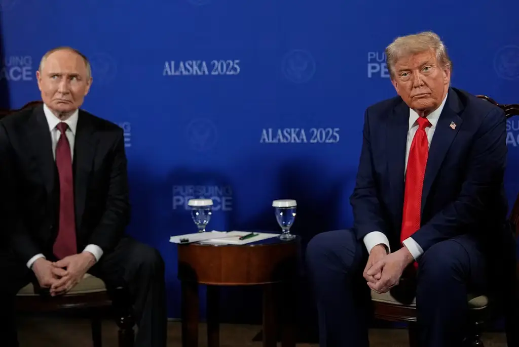 En bild på Vladimir Putin och Donald Trump från när de träffades i Alaska i augusti förra året.