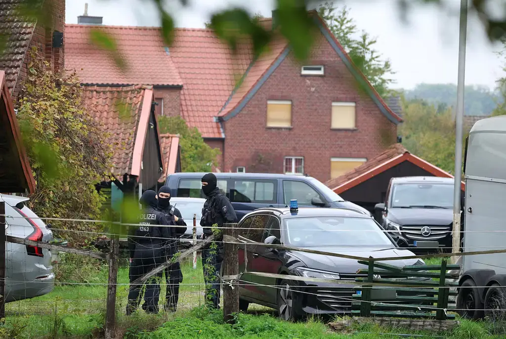 Maskerade poliser i samband med gripandet av August Hanning.