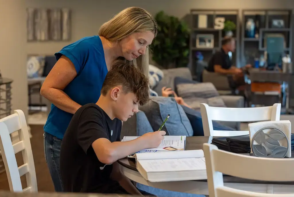 Ally Sobin hjälper sonen Jake, 11, med läxorna.