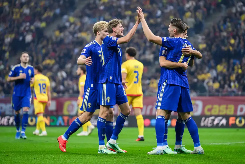 De svenska spelarna jublar efter Viktor Gyökeres mål mot Rumänien.