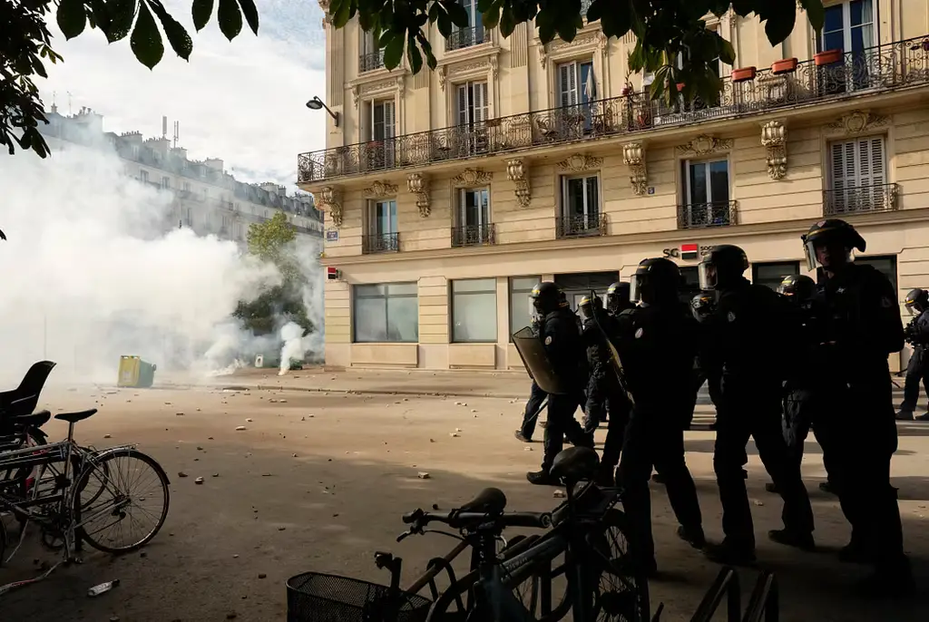 Kravallpolis under demonstrationerna i Paris.