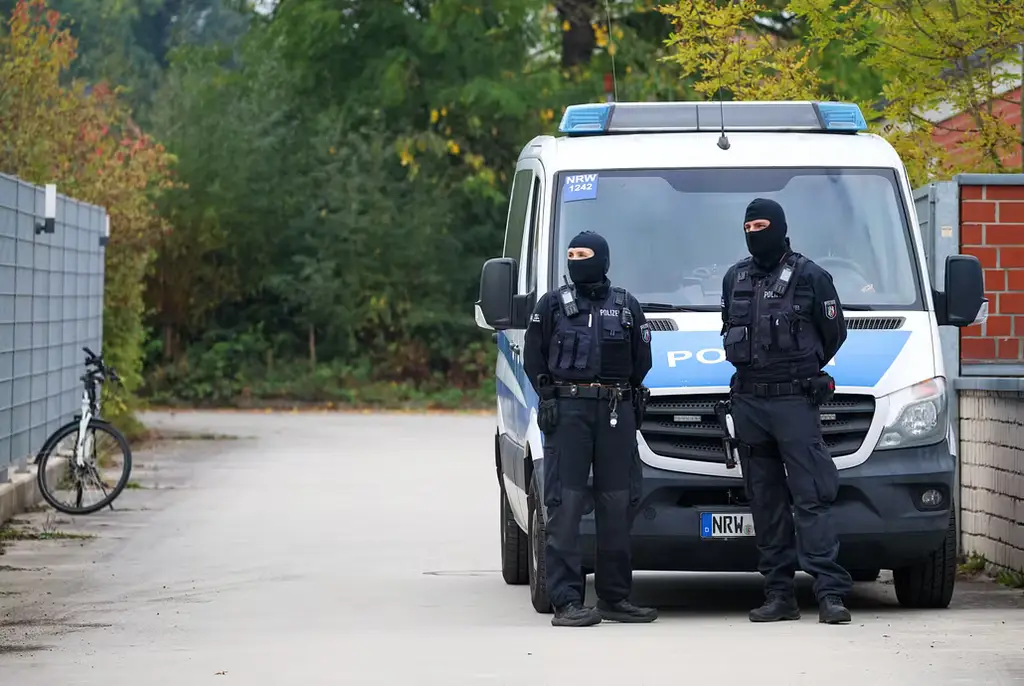 Poliser utanför August Hannings hus i tyska Nordwalde i samband med att han greps tidigare i veckan.