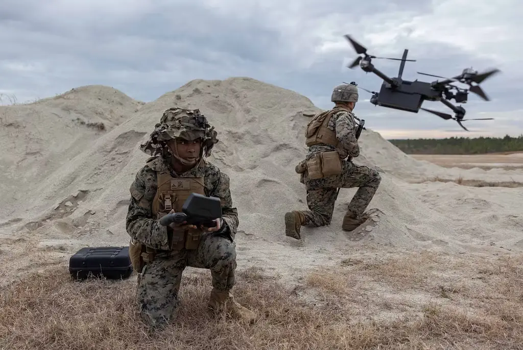 Amerikanska marinkårssoldater styr en drönare på ett skjutfält på Camp Lejeune i North Carolina.