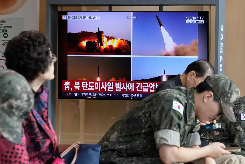 Tv-skärmar i Sydkorea visar de nordkoreanska uppskjutningarna, 12 oktober 2026.