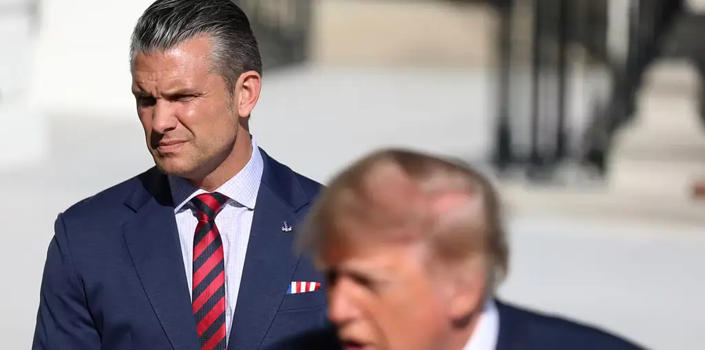 Pete Hegseth och Donald Trump utanför Vita huset i början av oktober.