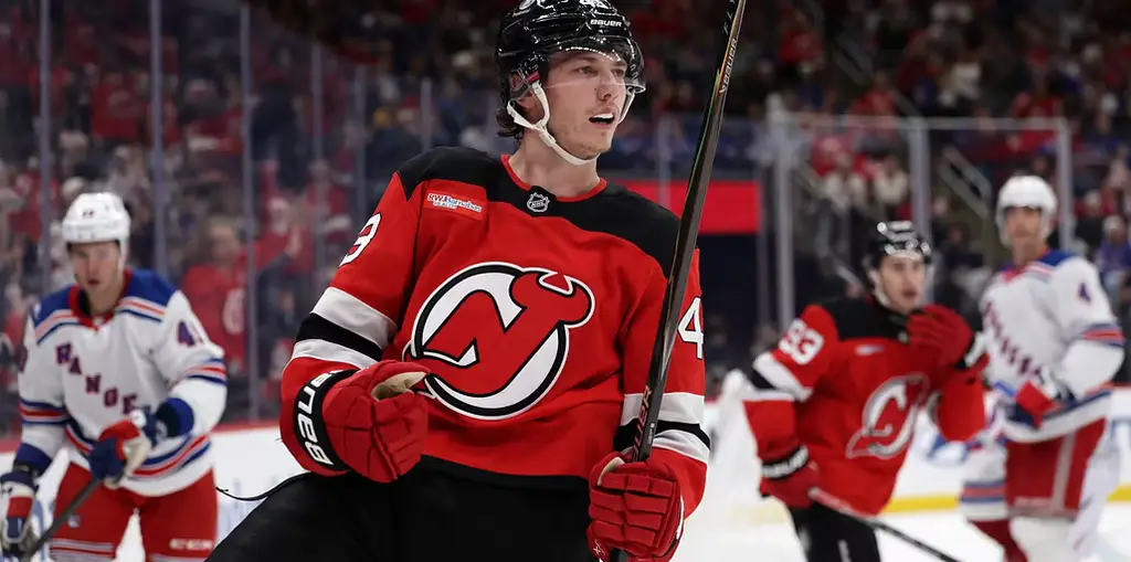 New Jersey Devils Luke Hughes jublar efter ett av sina två mål mot New York Rangers natten till fredagen.