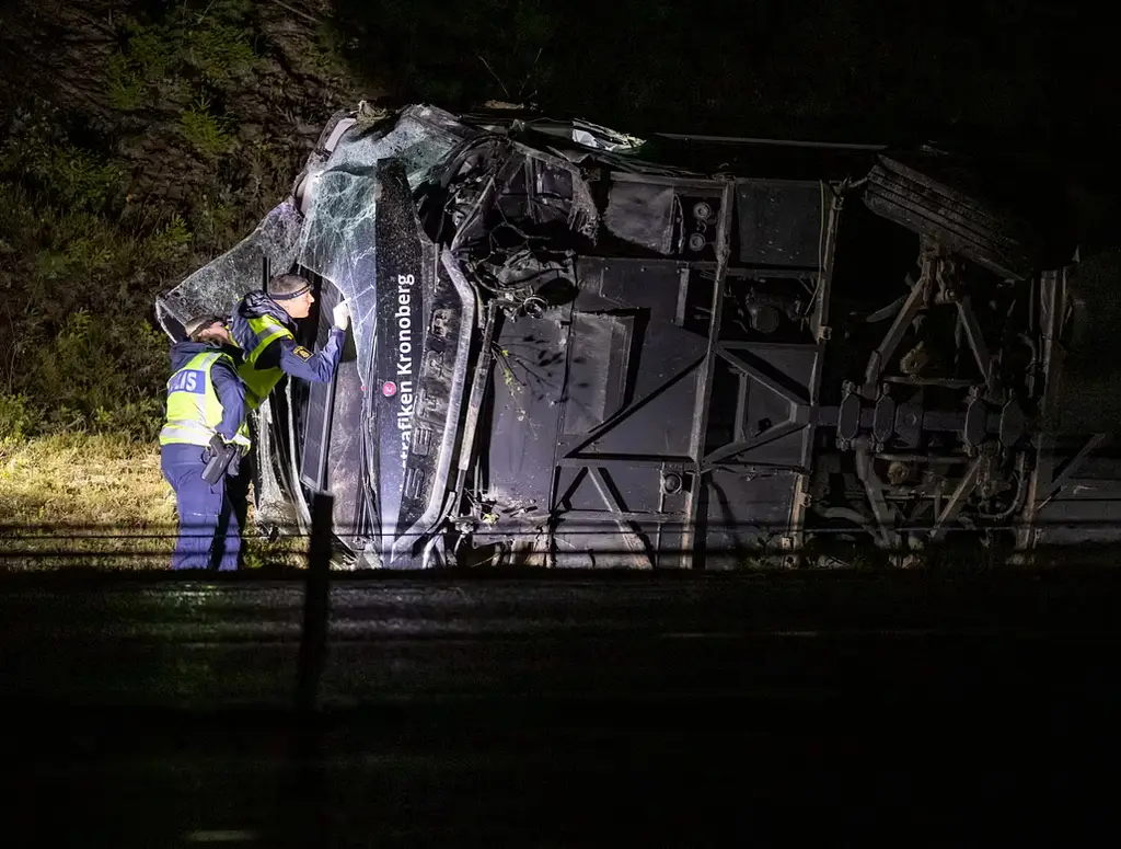 Polisens kriminaltekniker efter olyckan på väg 25 mellan Växjö och Alvesta.