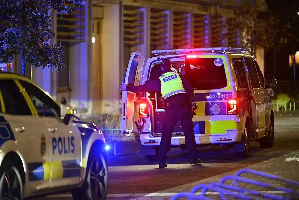 Polis i Älvsjö efter skjutningen på fredagskvällen.